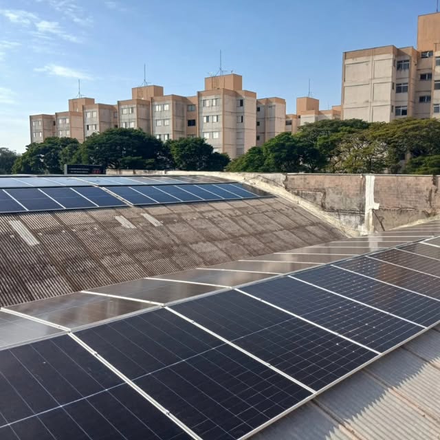 Usina solar sobre cobertura plana de centro de distribuição
