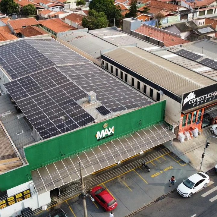 Painéis solares instalados na cobertura de loja comercial