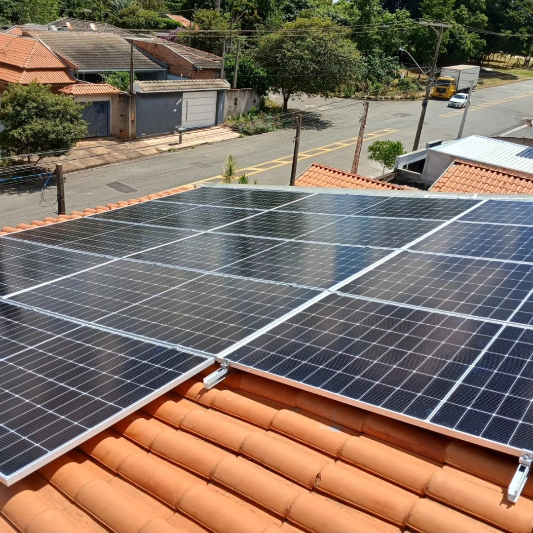 Painéis solares instalados sobre telhado de telhas cerâmicas de uma residência